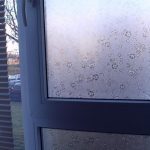 הדבקת בד זכוכית על חלון חדר המגורים
