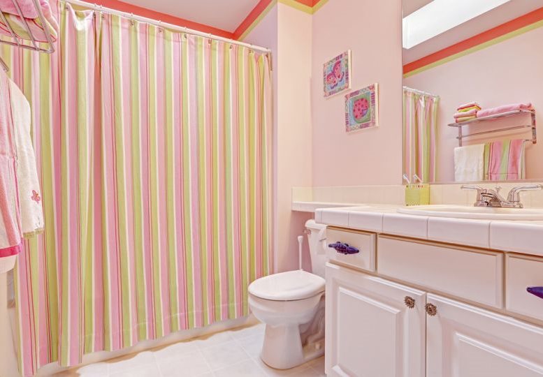 ستارة مخططة في الحمام مع جدران وردية