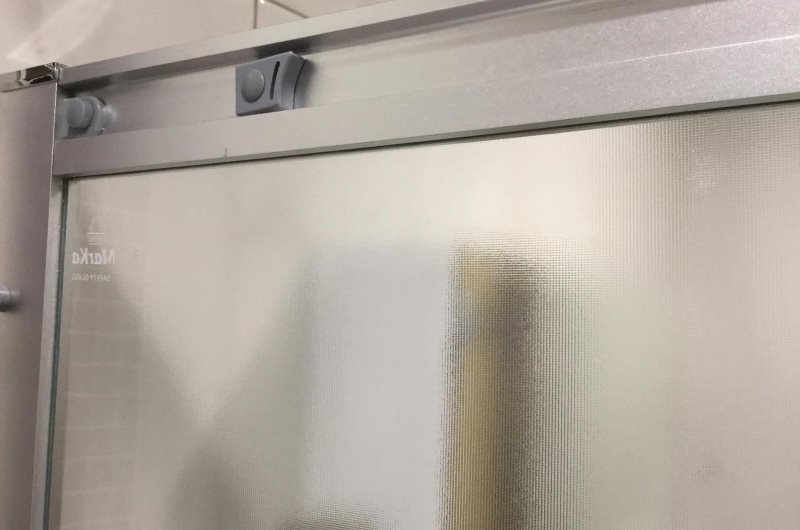 Hliníková profilová skleněná opona pro koupelnu