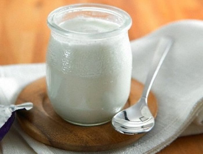 Słoik jogurtu rustykalnego do bielenia szmatki