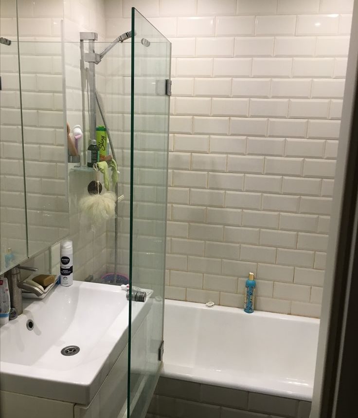 Szklana przegroda na zawiasach w łazience
