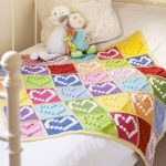 Multicolored children's blanket with cones of hearts