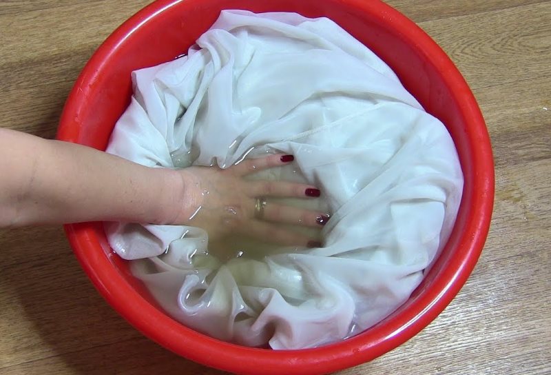 Moczenie zasłon przed myciem rąk
