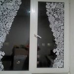 Snowflakes sa mga pane ng plastic window