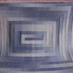 Sivo-plavi veliki karirani pokrivač s iglama za pletenje od pruga
