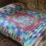 Elegantna prekrivač na krevetu u tehnici od 10 petlji