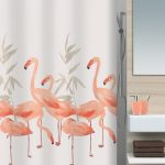 طيور النحام الوردي على الستار في الحمام