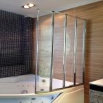 Keramiska trä imitering plattor på badrummet väggen