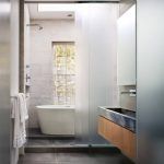 Zaprojektuj wydłużoną łazienkę z oknem w tyłek