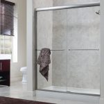Szklana przegroda w łazienkowym minimalistycznym stylu
