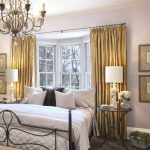 Ang mga golden curtains sa bedroom interior