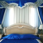 Şık bir yatak odası için mavi-beyaz sert pelmet