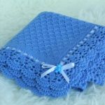 Blue knitted plaid na may lace trim