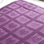 Lilac blanket na may mga parisukat at puso