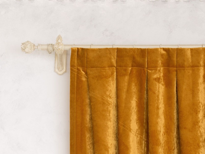 Velvet curtain na may one-sided folds