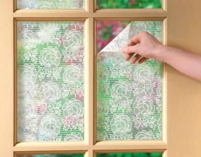 Removing a piece of tulle from the glass of a wooden frame