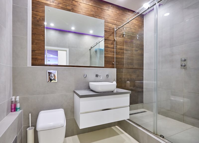 מחיצות הזזה בחדר האמבטיה של הסגנון המודרני