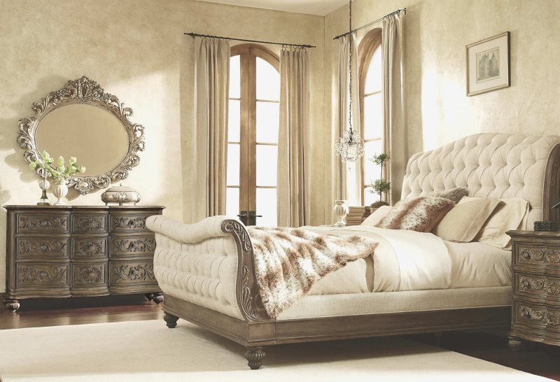 Barok yatak odasında yuvarlak korniş Perdeleri