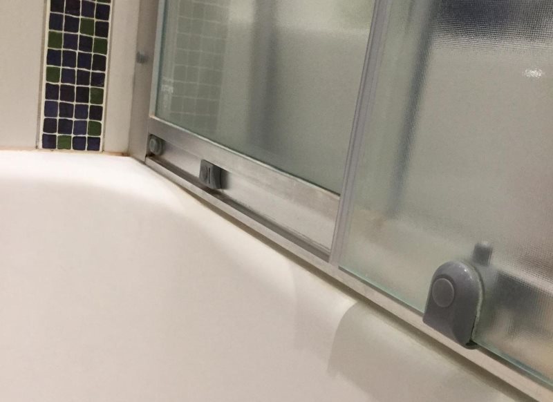 Matná povrchová úprava skleněných závěsů v koupelně