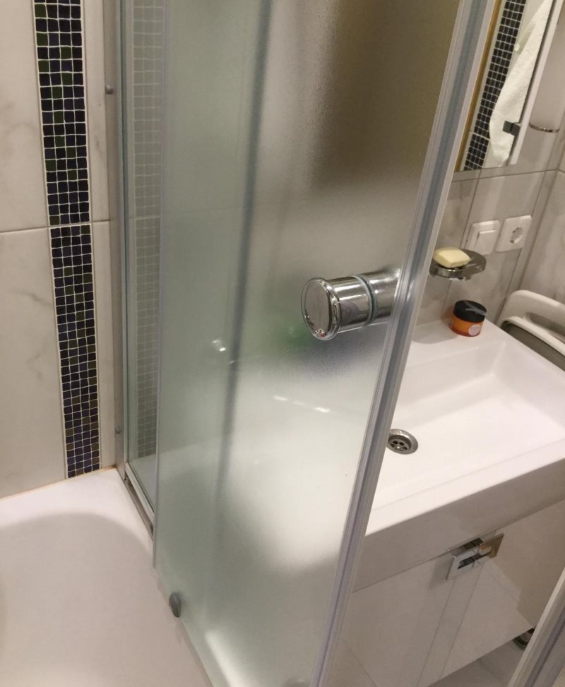 Profil aluminiowy na szklanej kurtynie w łazience