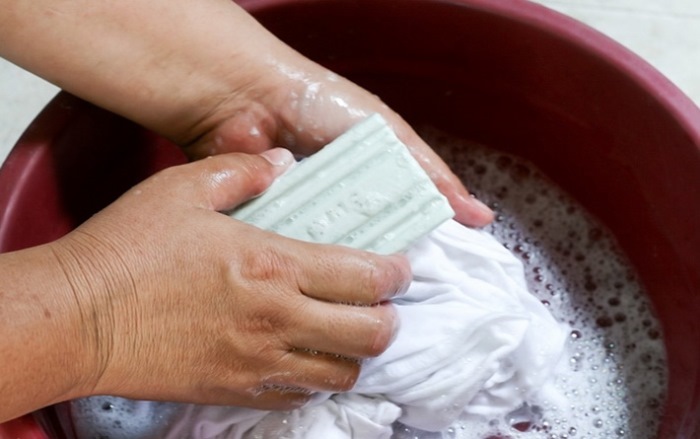 Do-it-yourself vask hvidt tyl med sæbe