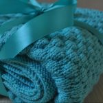 Warm knitted plaid para sa discharge ng batang lalaki