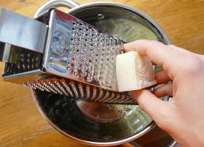 Szlifowanie mydła do prania na metalowej tarce