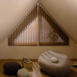 Dinlenme odası için kahverengi panjurlu üçgen pencere