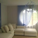 Modrý tyl a závěs pro obývací pokoj s kulatým oknem
