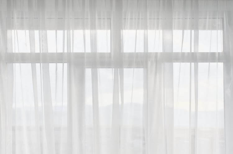 Przezroczysty bawełniany tiul w oknie salonu