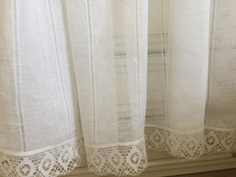Linen tulle na may lace trim