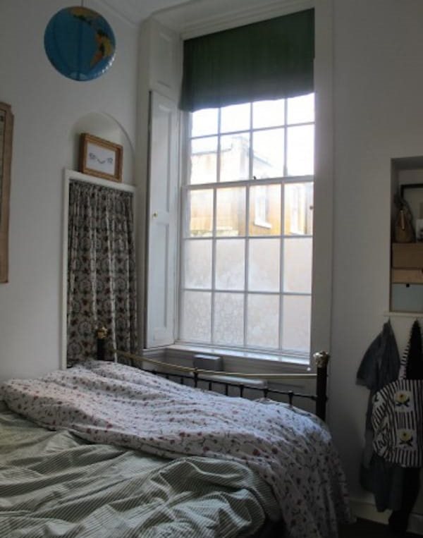 Okno w sypialni z tiulem na szkle