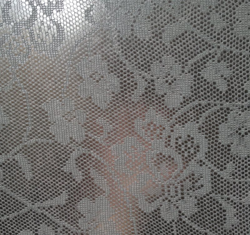 Yapıştırılmış beyaz tül ile cam
