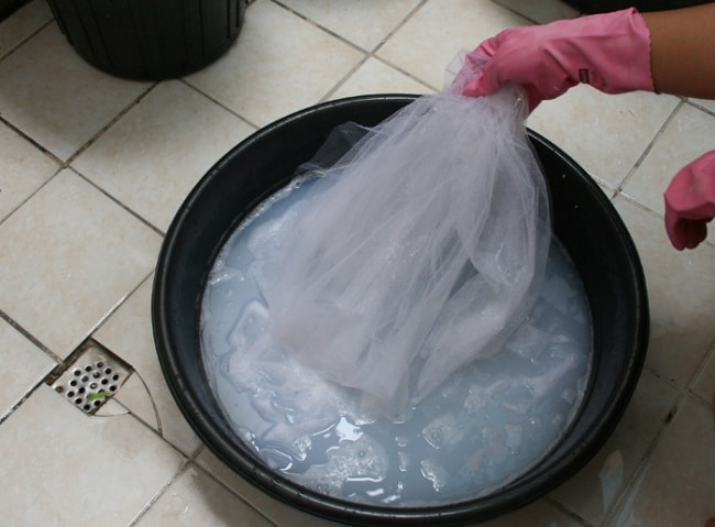Moczenie cienkiego tiulu w plastikowej misce