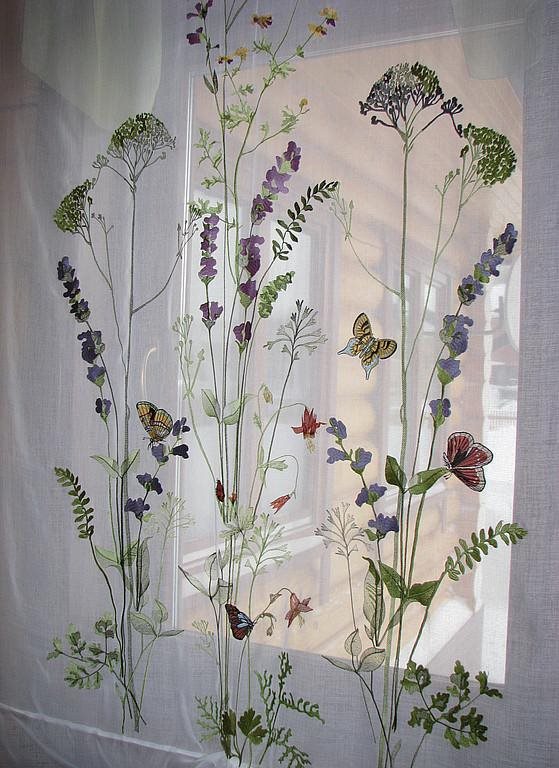 Przezroczysty tiul z roślinami w oknie kuchennym
