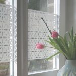 פרחים טריים על אדן החלון במסדרון