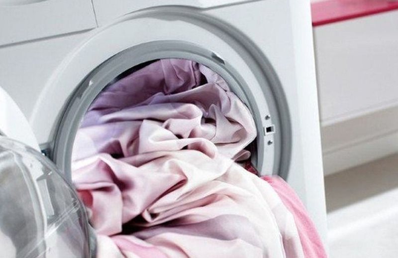 Ładowanie zasłon w bębnie pralki automatycznej