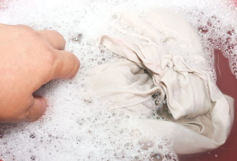 Soaking curtains with grease stains in the laundry detergent