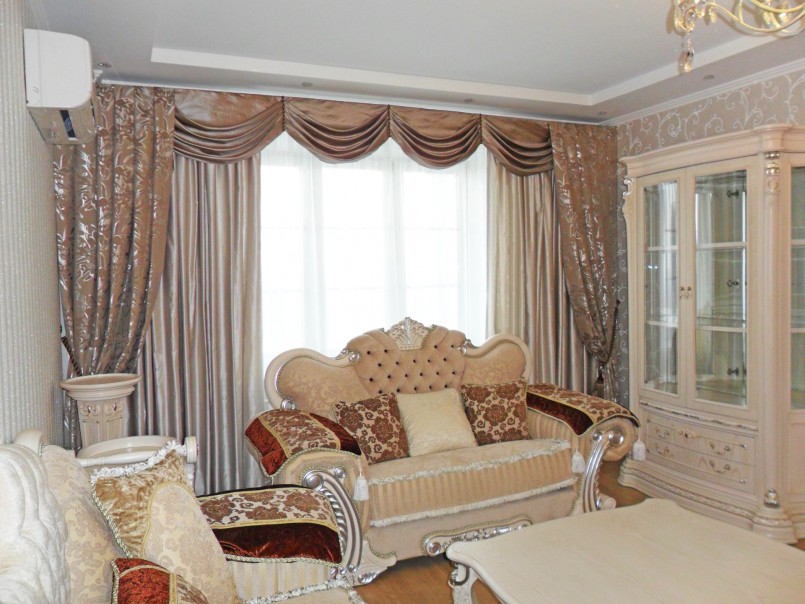 rum med klassiska gardiner