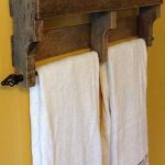 towel rack sa interior photo ng banyo