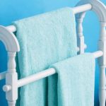 towel rack sa mga ideya sa disenyo ng banyo
