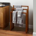 towel rack sa interior design ng banyo