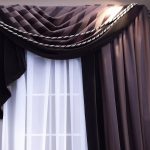 Asymmetrical curtain na may tassels