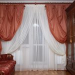 Klasik bir oturma odası için beyaz ve tuğla hava perdeleri