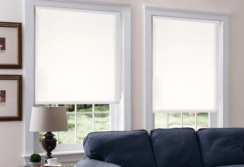 White roller blinds with a low content of natural material