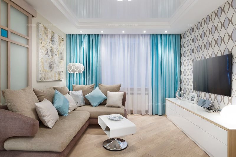 Moderní obývací pokoj s tyrkysovými závěsy