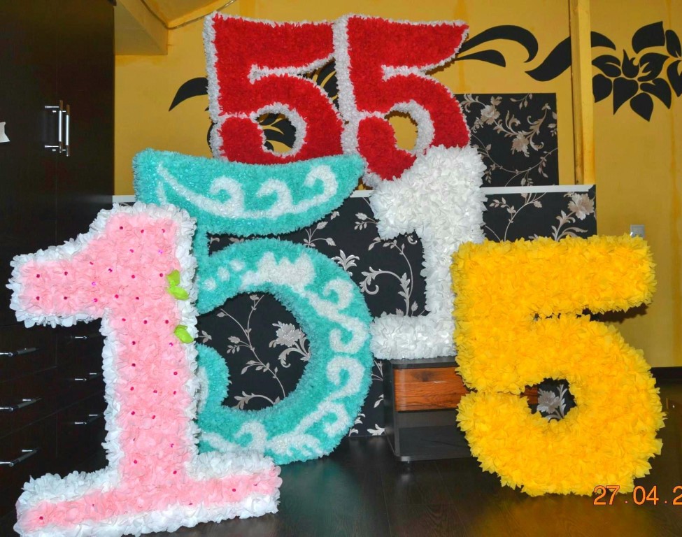 numbers and letters of napkins decor