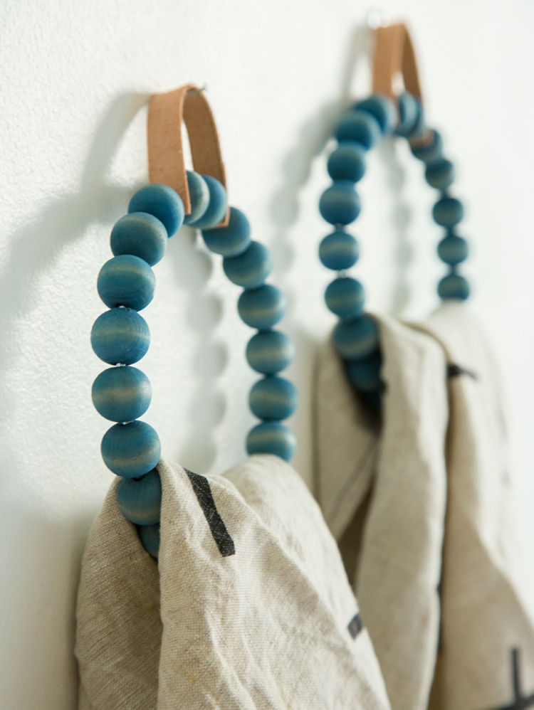 towel rail with beads