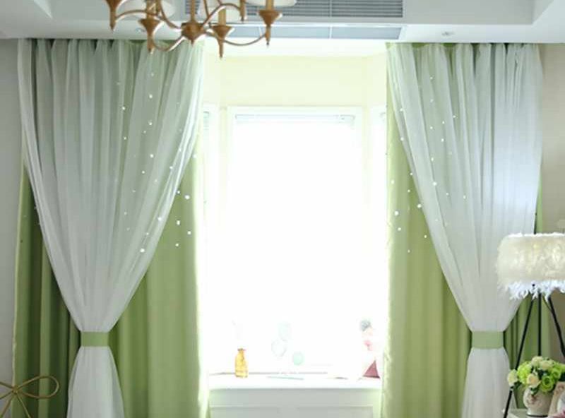 Gizli bir saçakta çift perdeli oturma odası penceresinin dekorasyonu