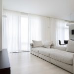 Prostorný minimalistický obývací pokoj